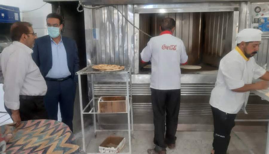 پخت و توزیع نان رایگان همزمان با عید غدیرخم در راین