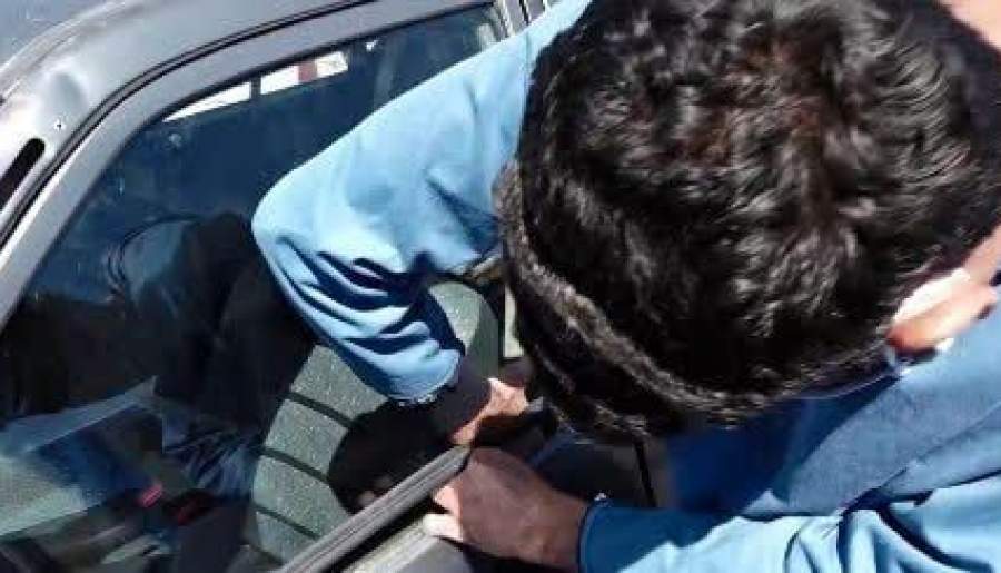 دستگیری سارق وسایل داخل خودرو در کهنوج